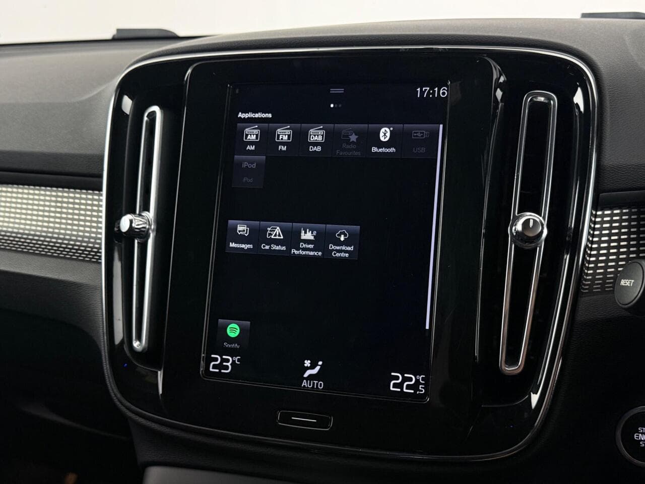Volvo XC40 thumbnail Infotainment System
