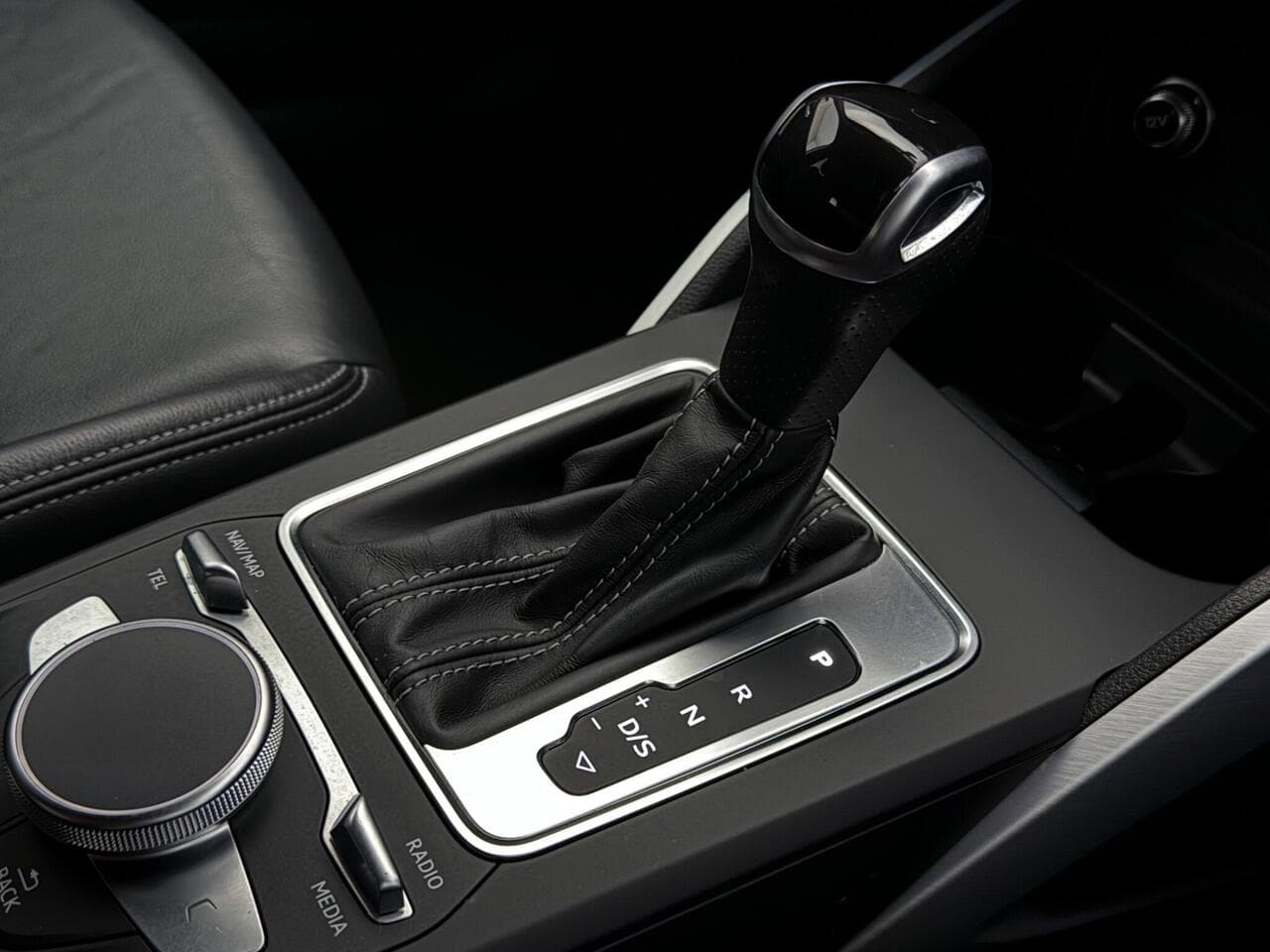 Audi Q2 thumbnail Interior Front