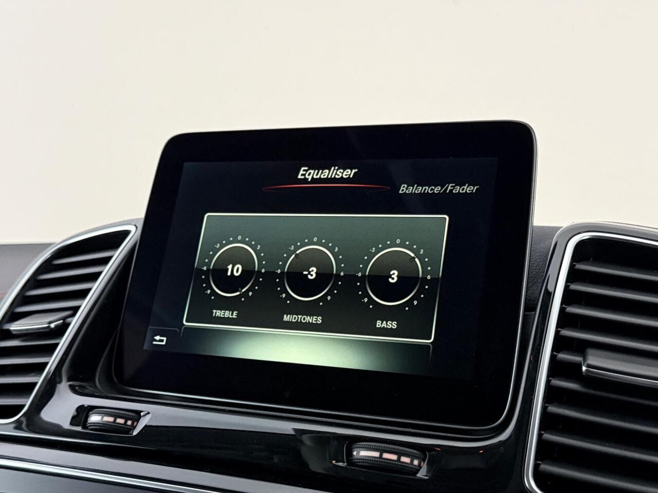 Mercedes-Benz GLE thumbnail Infotainment System