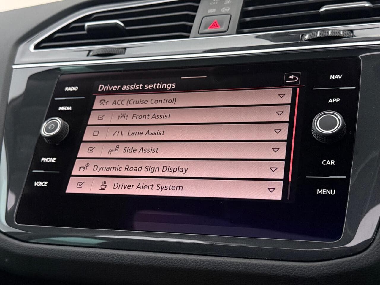 Volkswagen Tiguan thumbnail Infotainment System