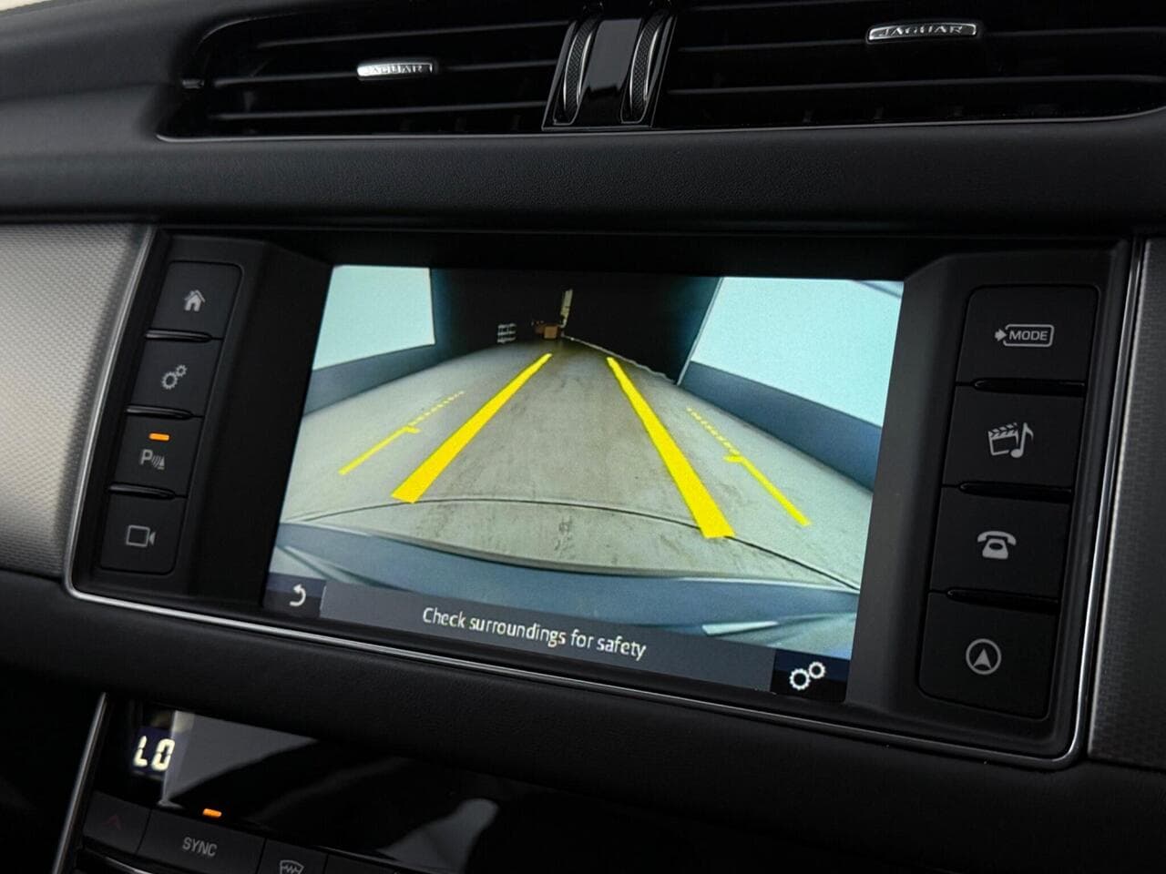 Jaguar XF thumbnail Infotainment System