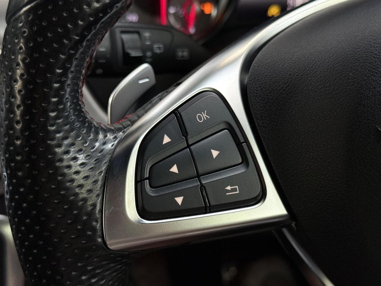Mercedes-Benz GLA thumbnail Misc Controls