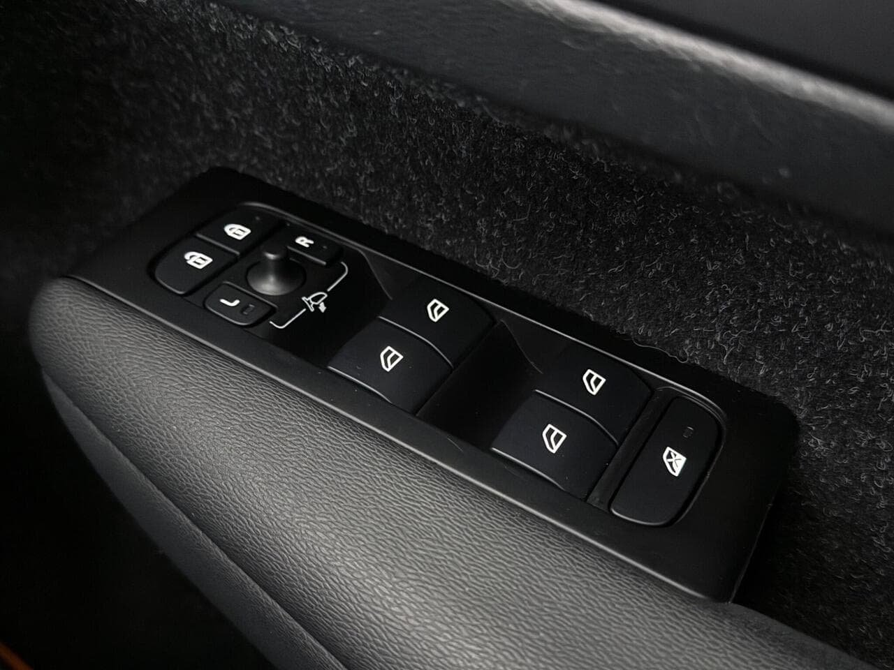Volvo XC40 thumbnail Misc Controls