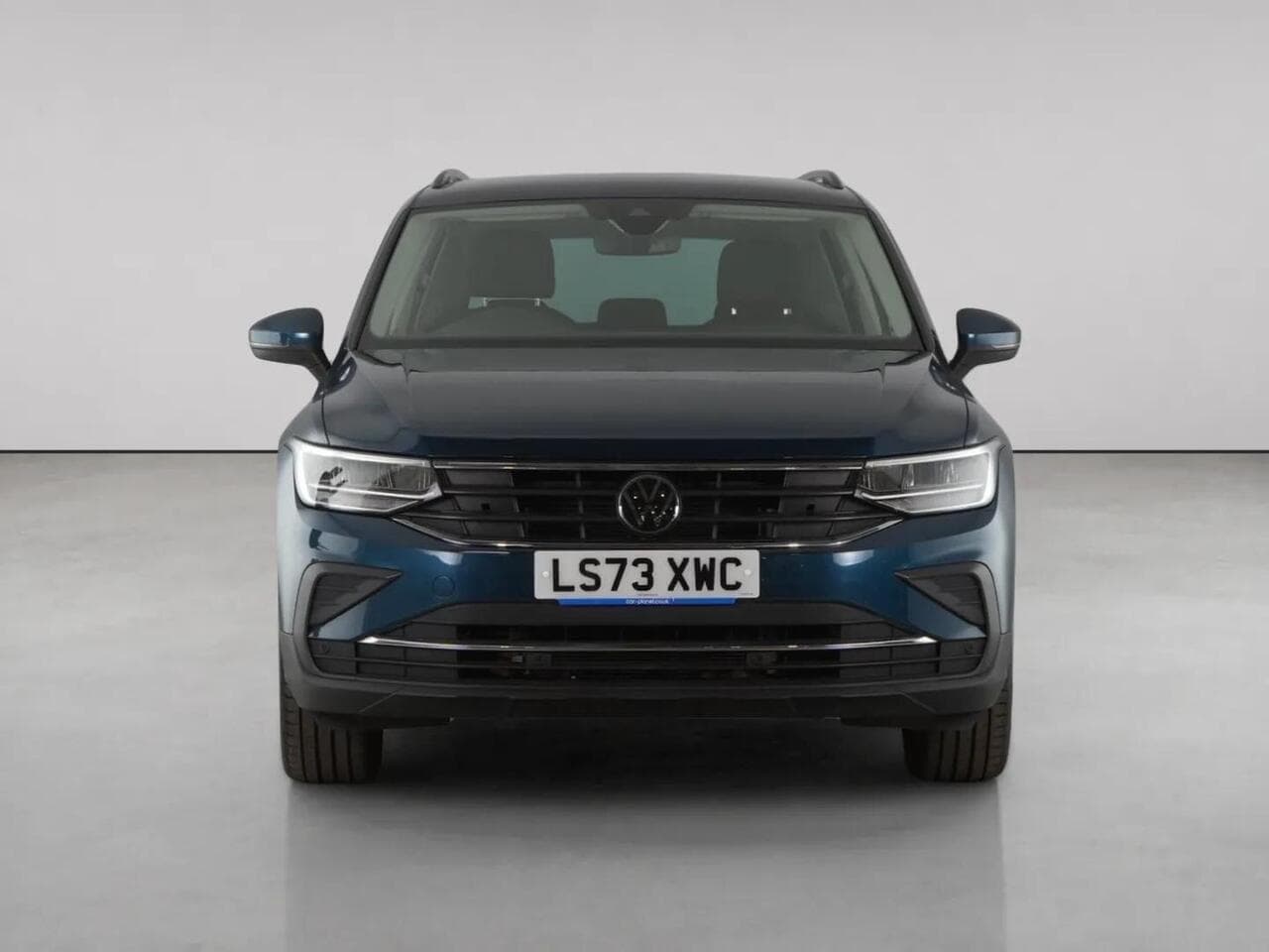Volkswagen Tiguan thumbnail Front