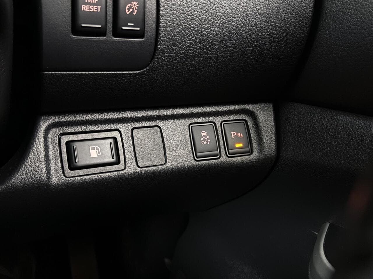 Nissan Navara thumbnail Misc Controls