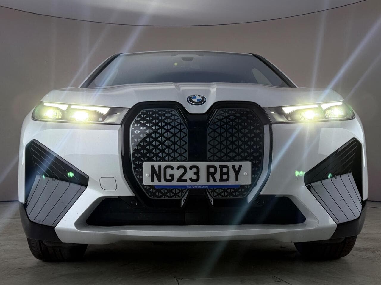 BMW iX thumbnail Front