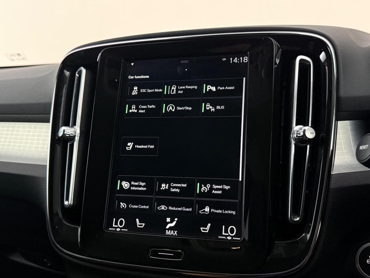 Volvo XC40 thumbnail Infotainment System