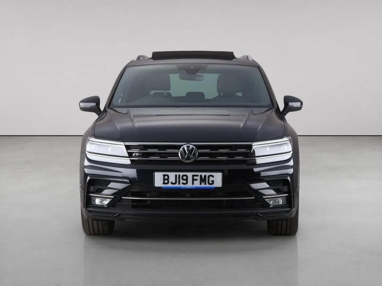 Volkswagen Tiguan thumbnail Front