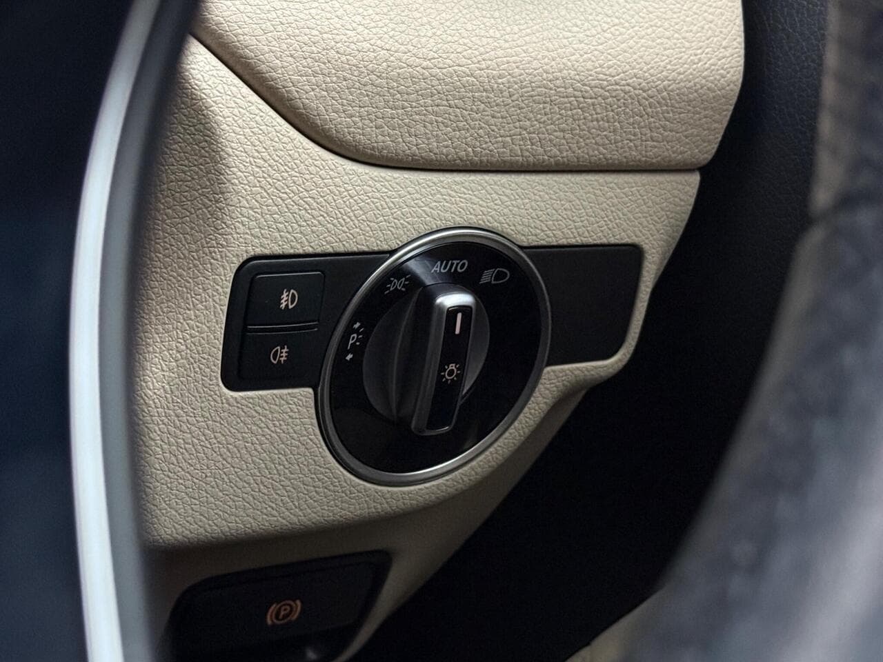 Mercedes-Benz GLA thumbnail Misc Controls