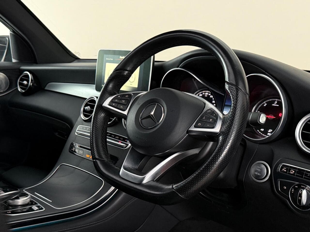 Mercedes-Benz GLC thumbnail Interior Front
