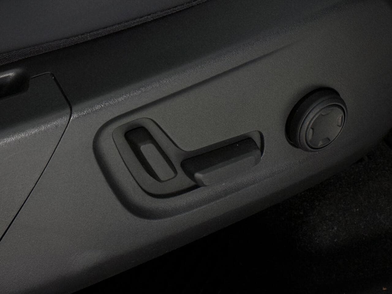 Volvo XC40 thumbnail Misc Controls