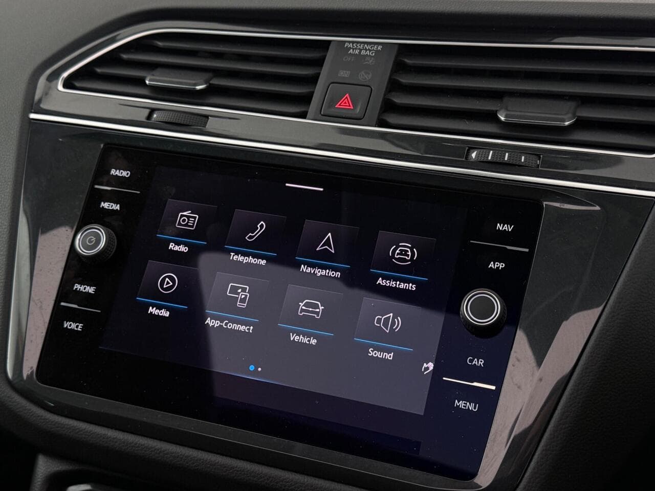 Volkswagen Tiguan thumbnail Infotainment System