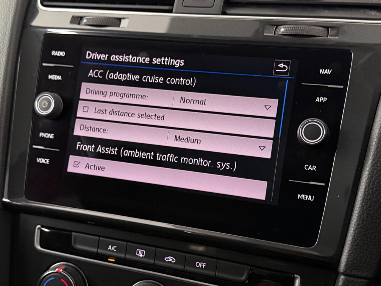 Volkswagen Golf thumbnail Infotainment System