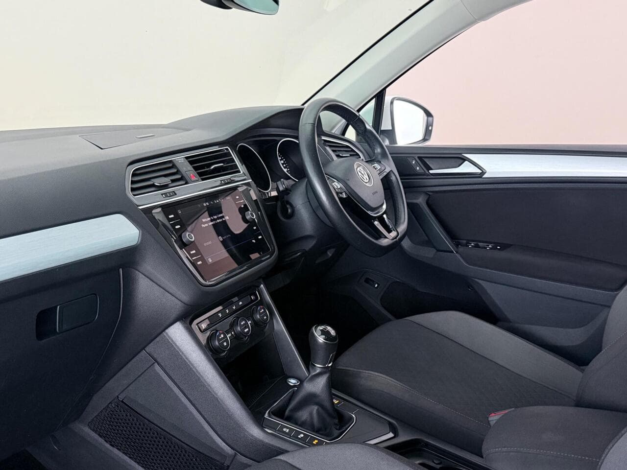 Volkswagen Tiguan thumbnail Interior Front