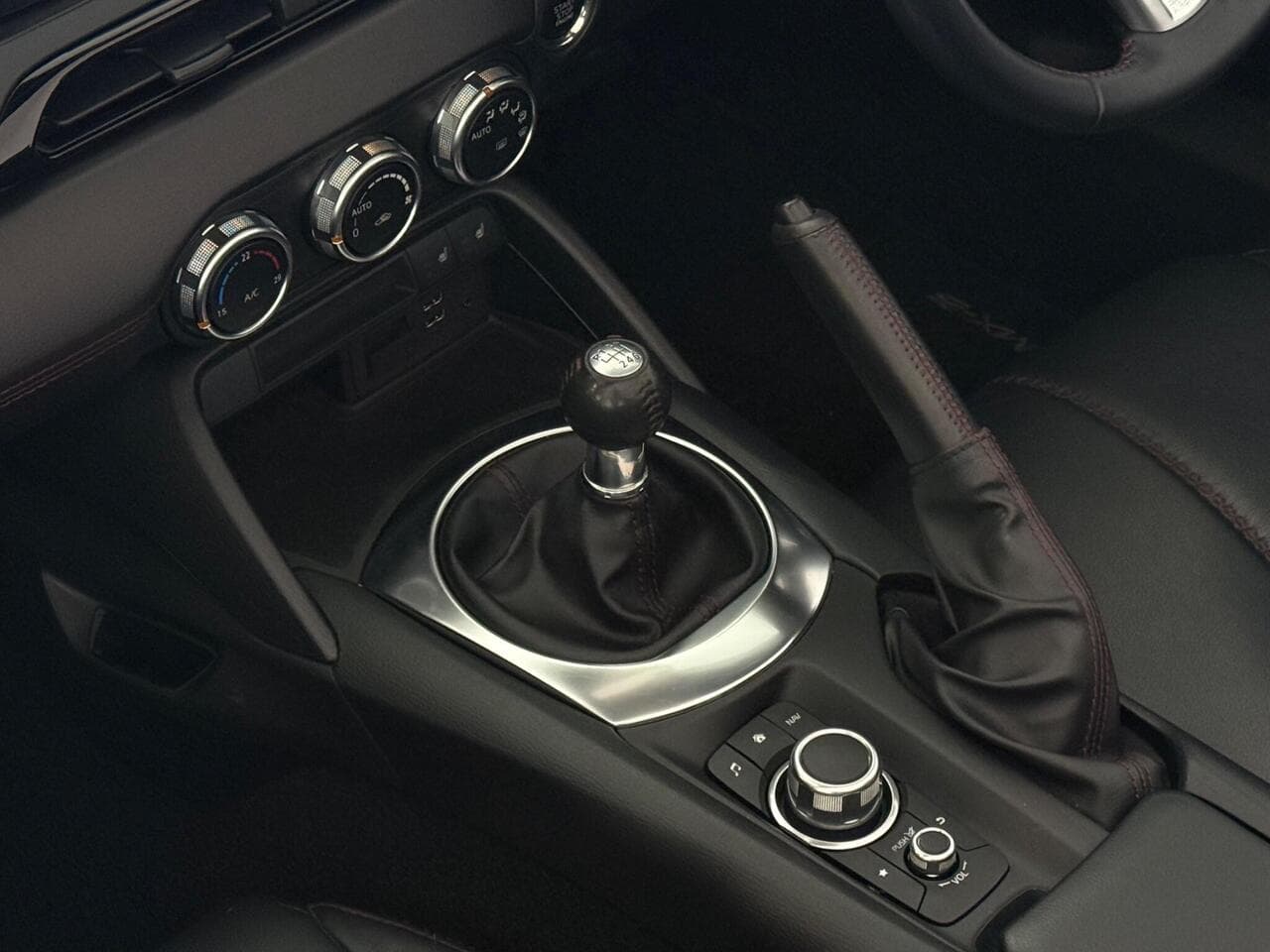 Mazda MX-5 thumbnail Interior Front