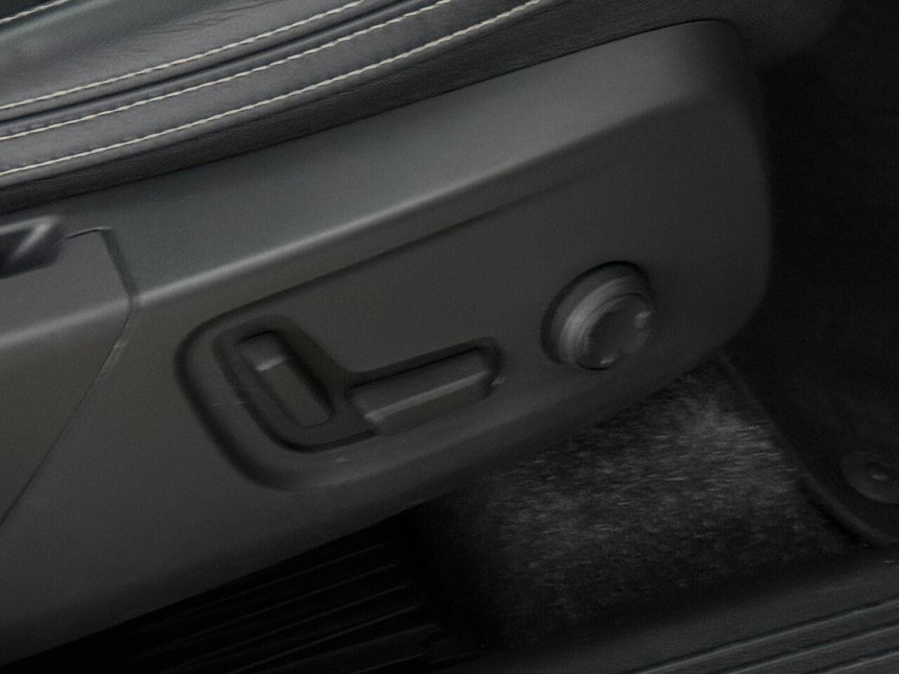 Volvo XC40 thumbnail Misc Controls