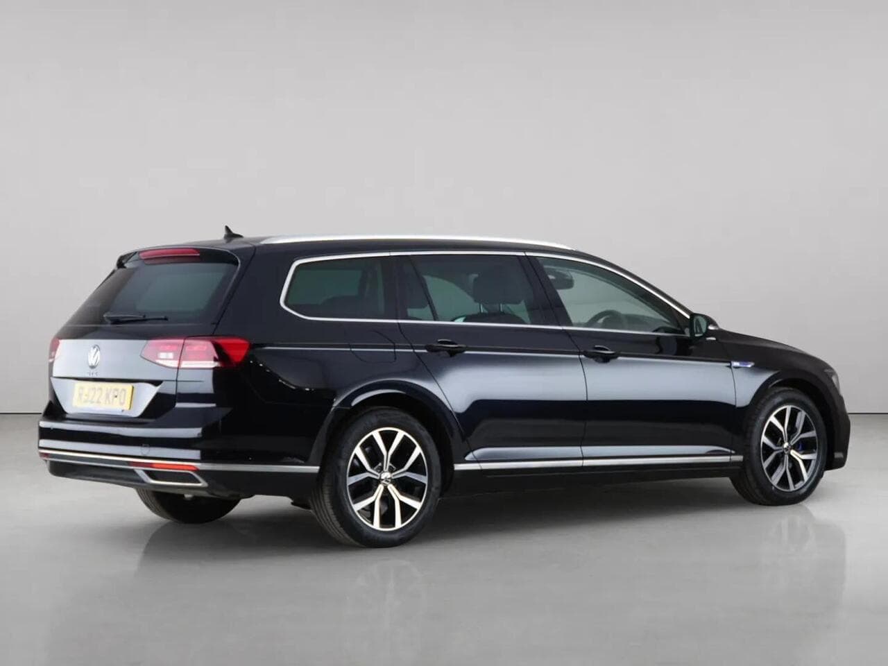 Volkswagen Passat thumbnail Side Right