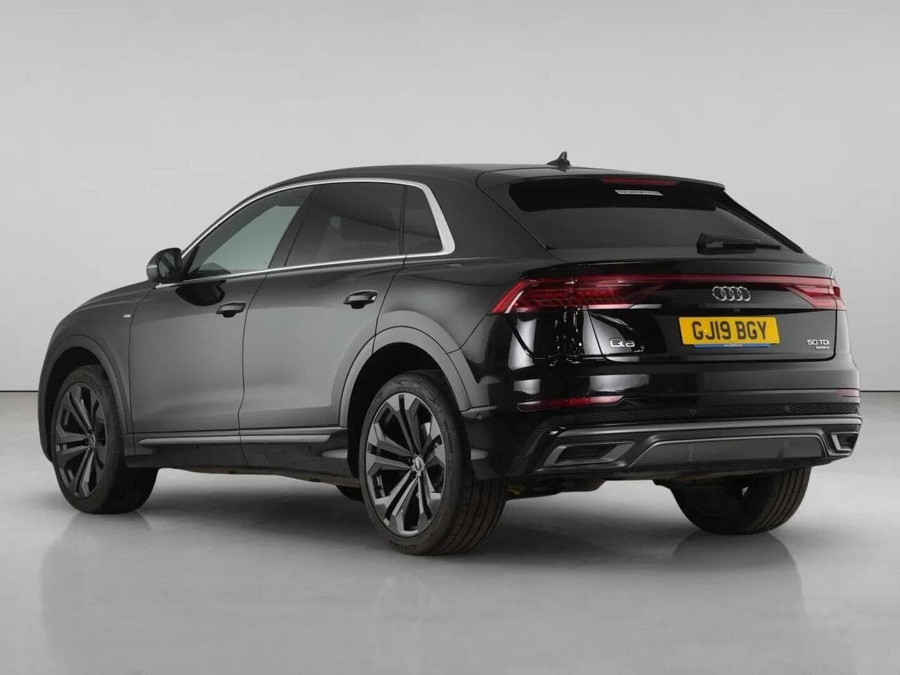 Audi Q8 thumbnail Rear Left