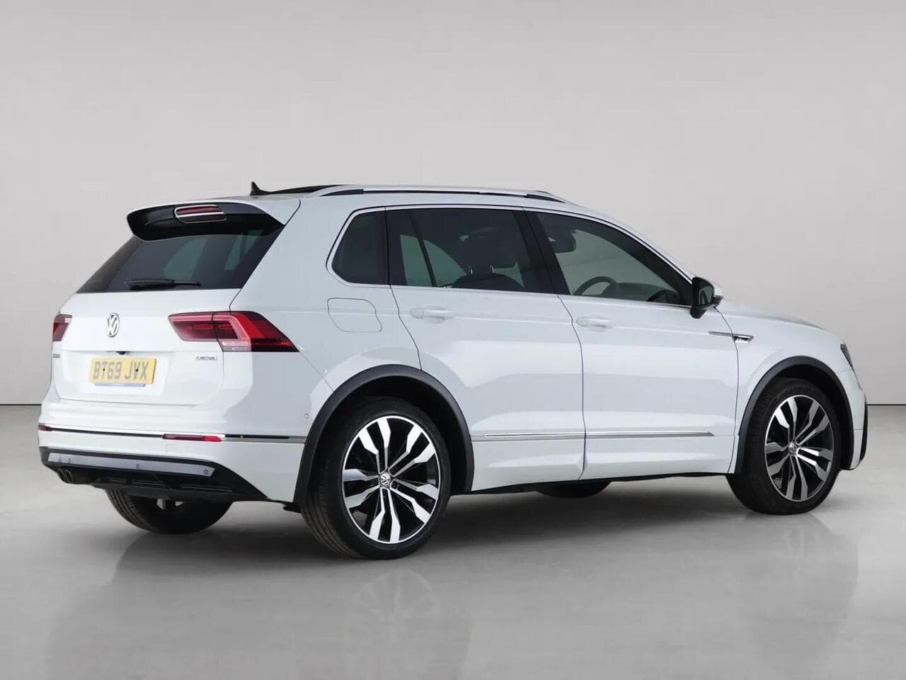 Volkswagen Tiguan thumbnail Rear Right