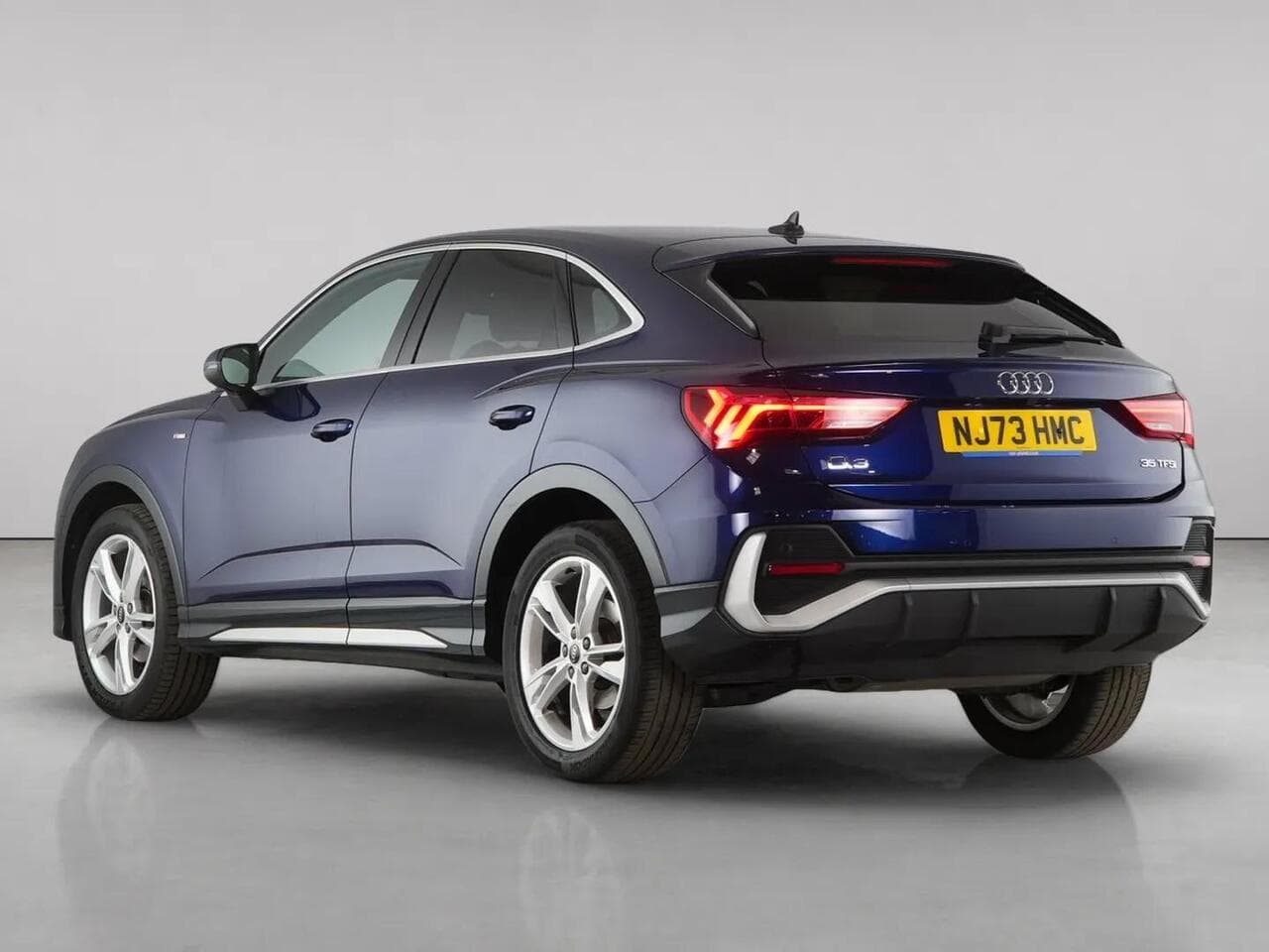 Audi Q3 thumbnail Rear Left