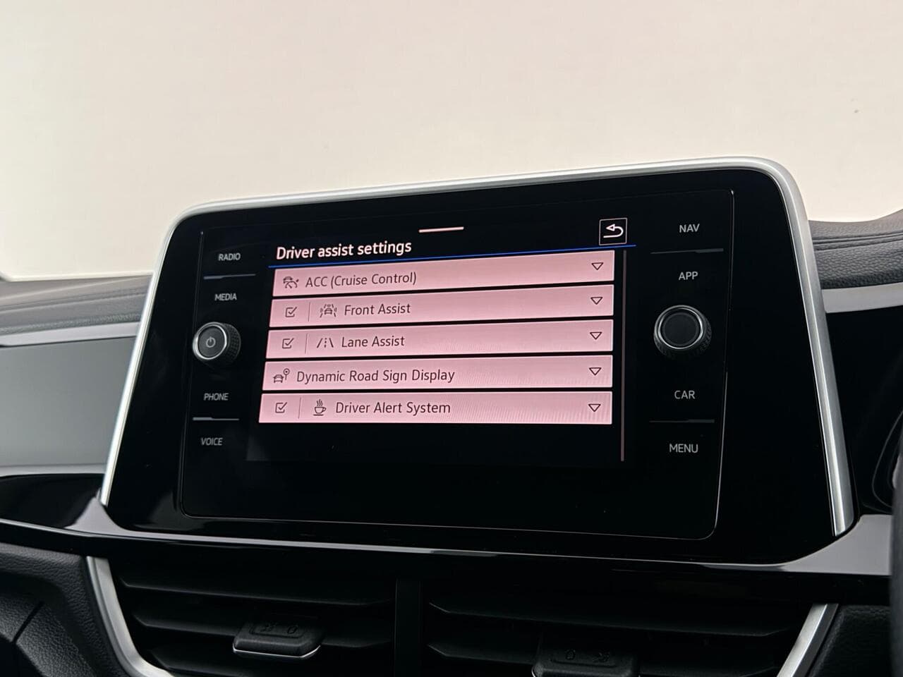 Volkswagen T-Roc thumbnail Infotainment System