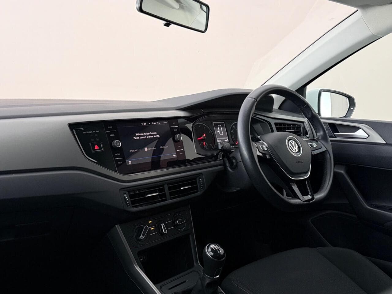 Volkswagen Polo thumbnail Interior Front