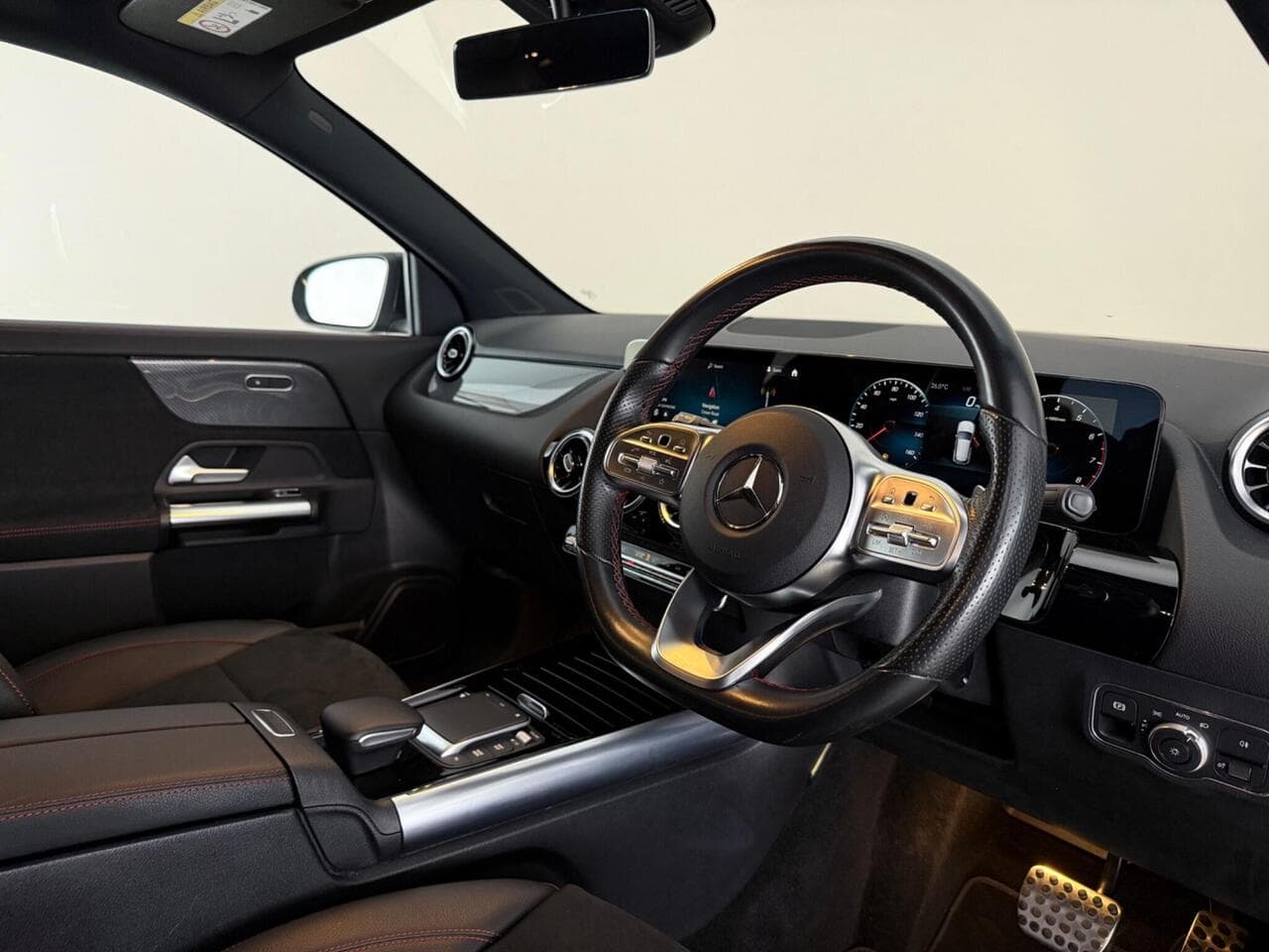 Mercedes-Benz GLA thumbnail Interior Front