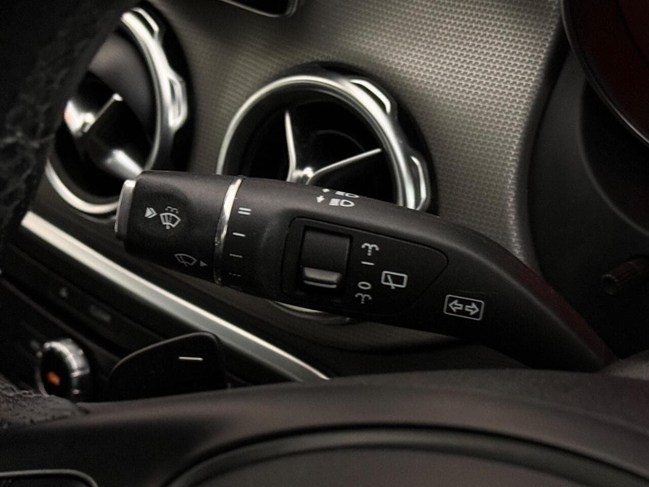 Mercedes-Benz GLA thumbnail Misc Controls