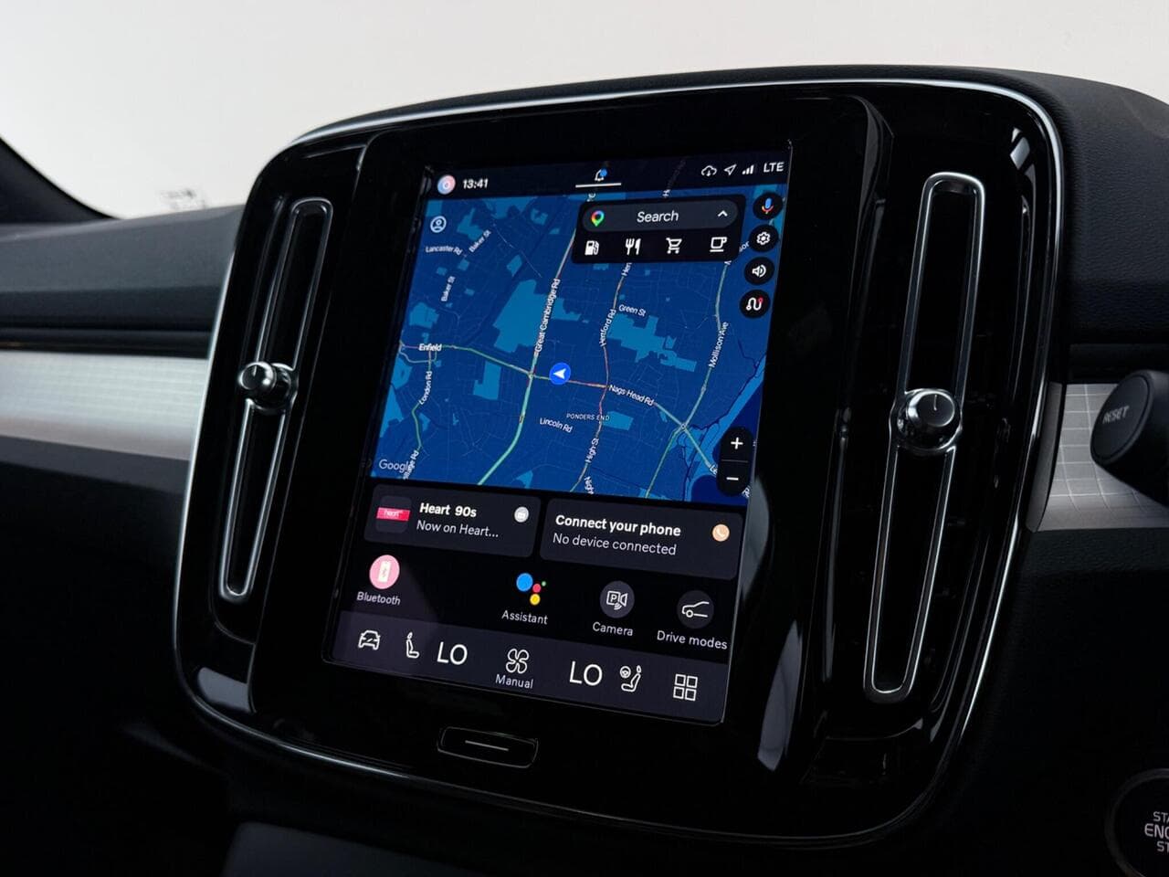Volvo XC40 thumbnail Infotainment System