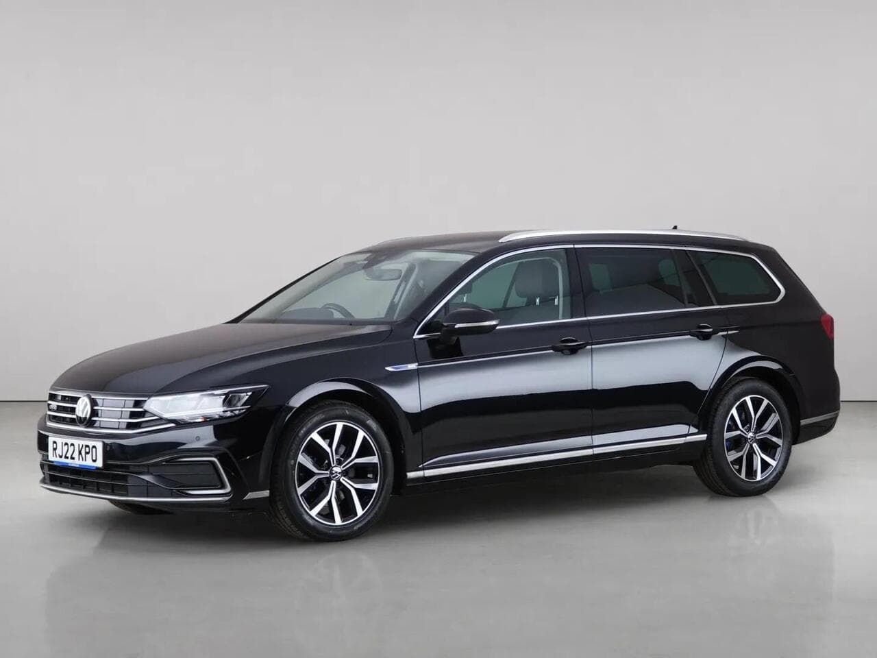 Volkswagen Passat thumbnail Front Left