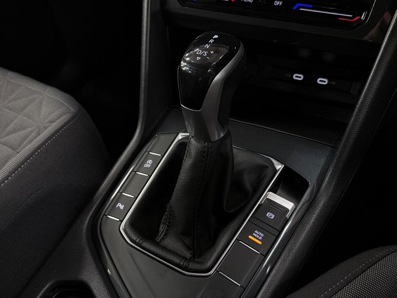Volkswagen Tiguan thumbnail Interior Front