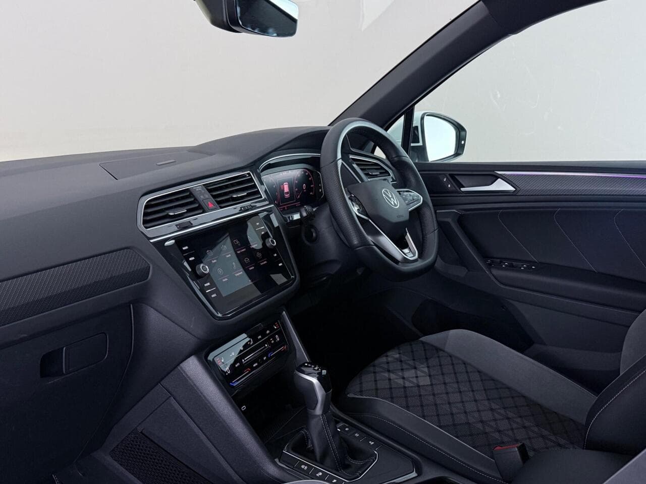 Volkswagen Tiguan thumbnail Interior Front