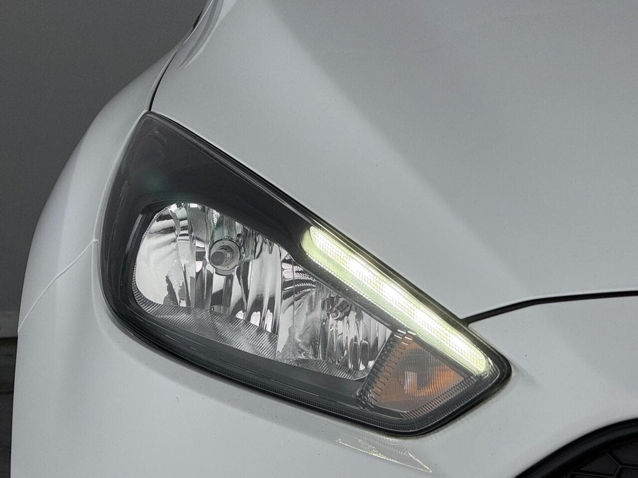 Ford Focus thumbnail Lights Front