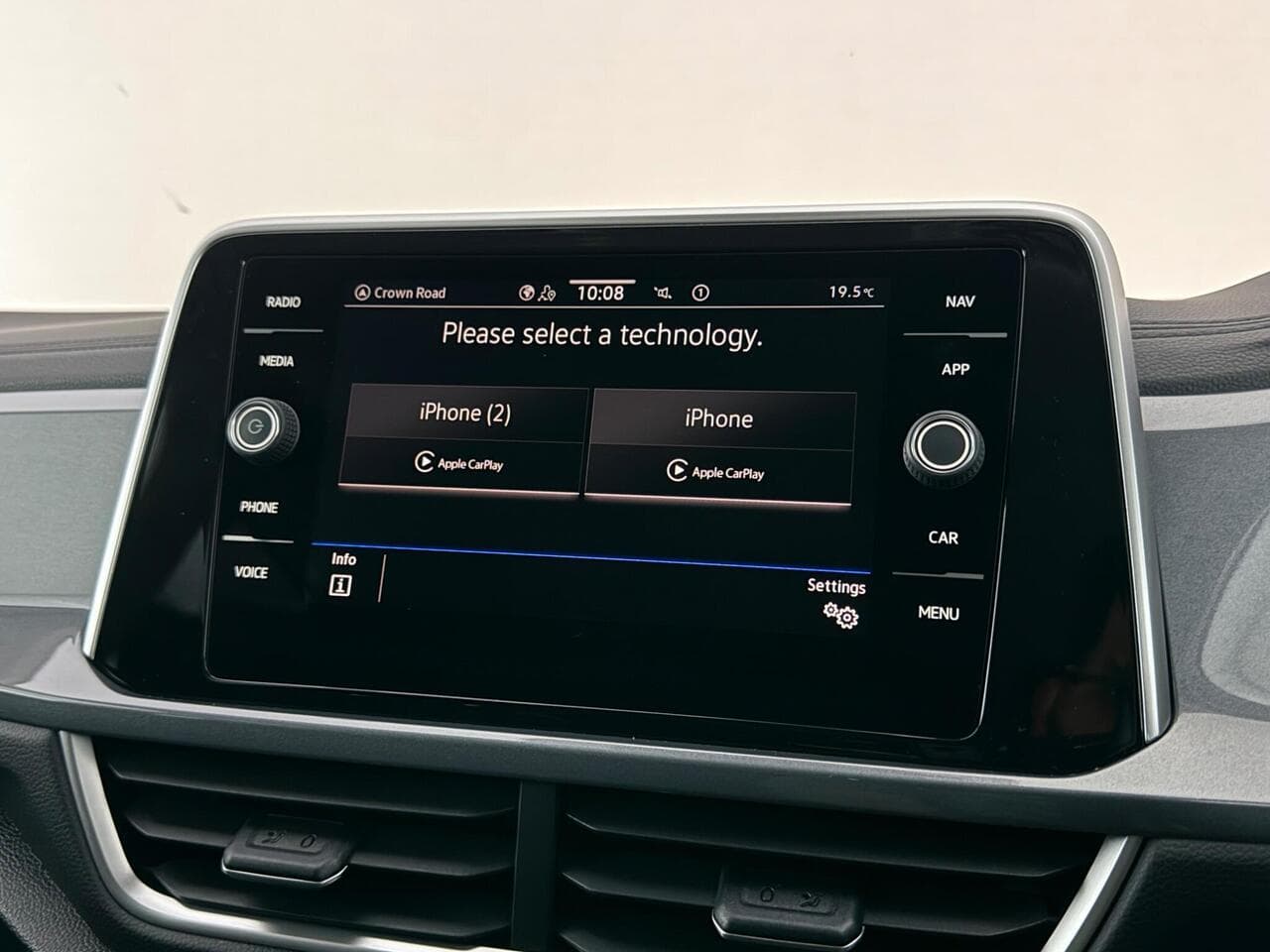Volkswagen T-Roc thumbnail Infotainment System