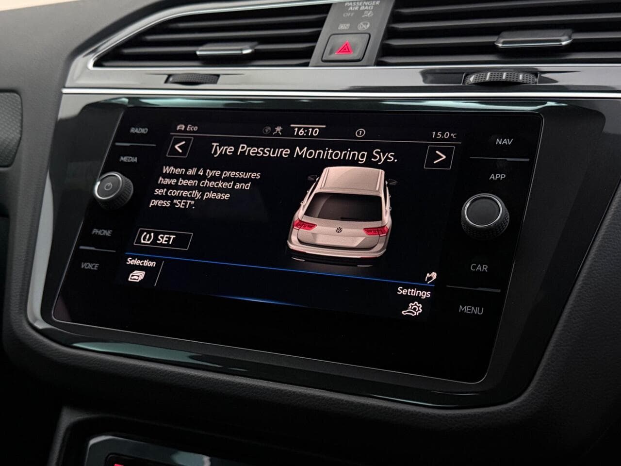 Volkswagen Tiguan thumbnail Infotainment System