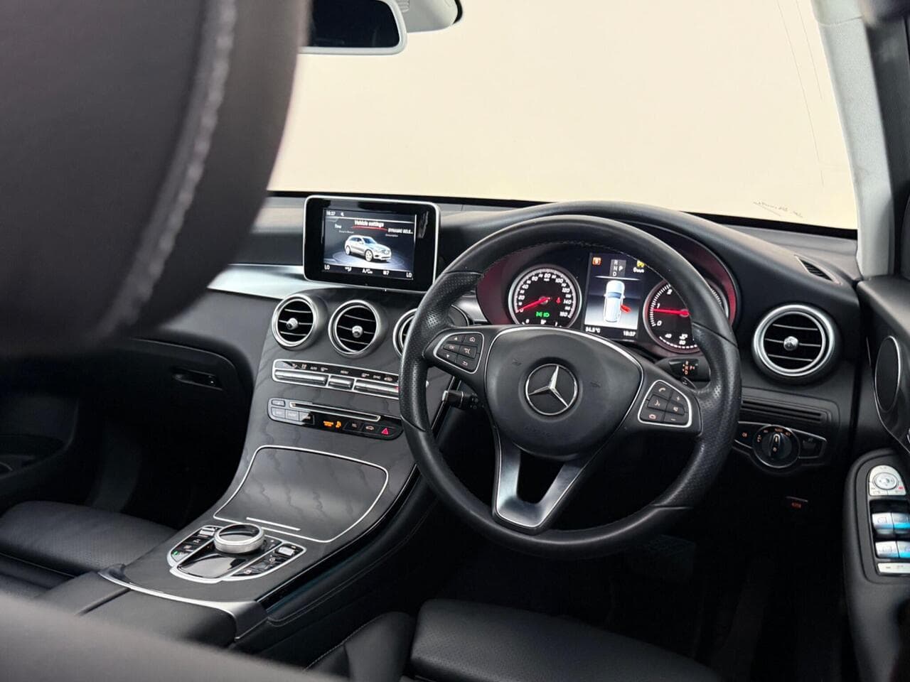Mercedes-Benz GLC thumbnail Interior Front
