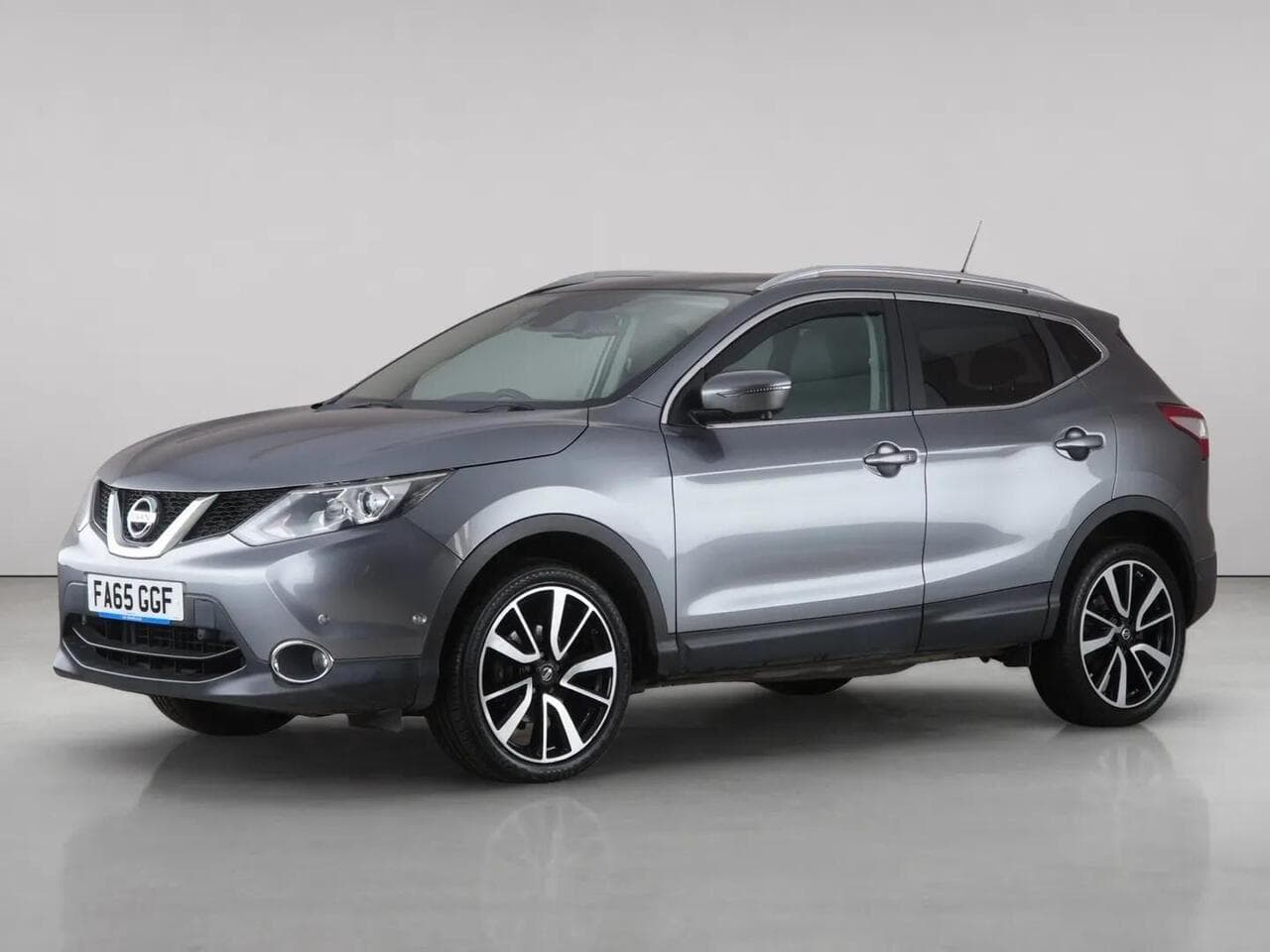 Nissan Qashqai thumbnail Front Left