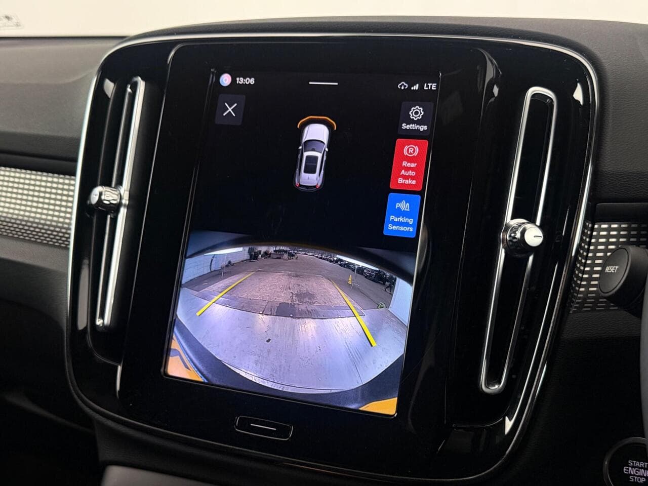 Volvo XC40 thumbnail Infotainment System