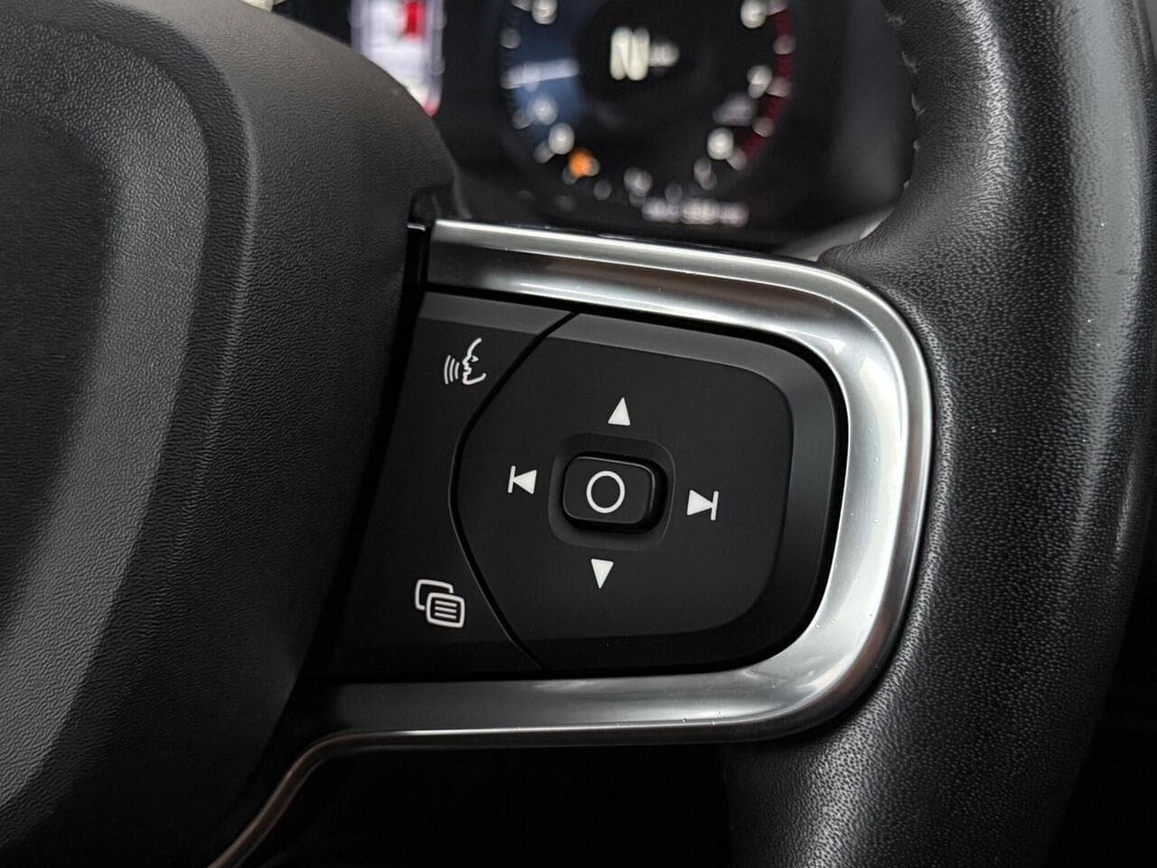 Volvo XC40 thumbnail Misc Controls