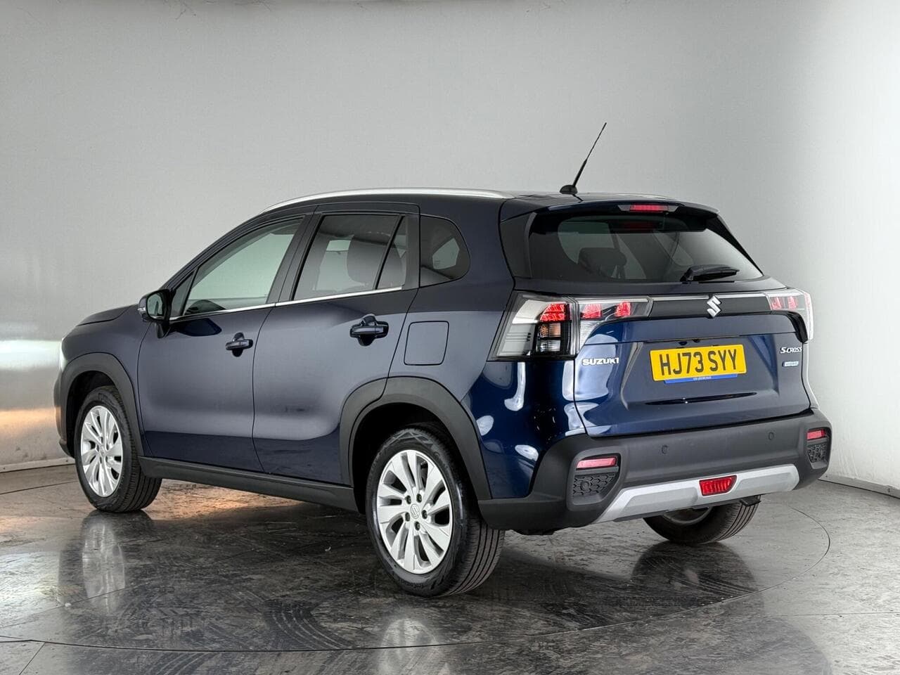 Suzuki S-Cross thumbnail Rear Left