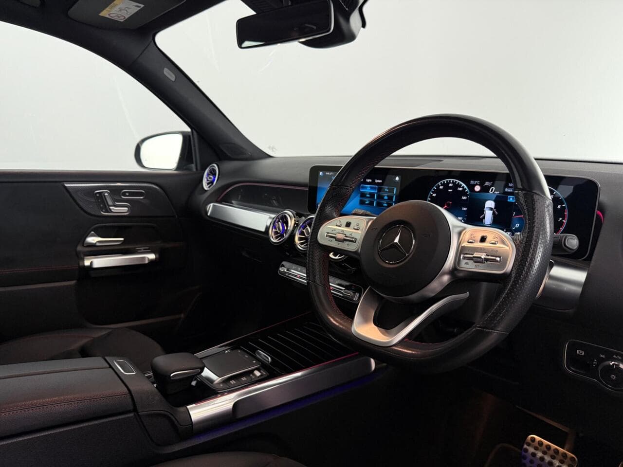 Mercedes-Benz GLB thumbnail Interior Front