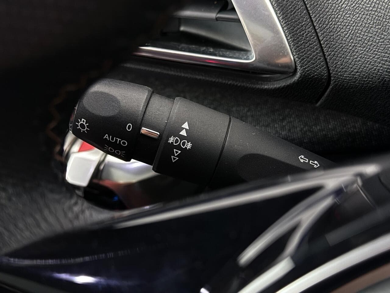Peugeot 5008 thumbnail Misc Controls