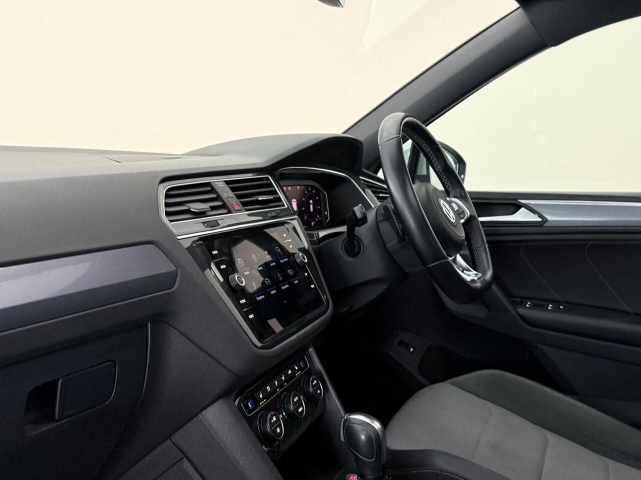 Volkswagen Tiguan thumbnail Interior Front