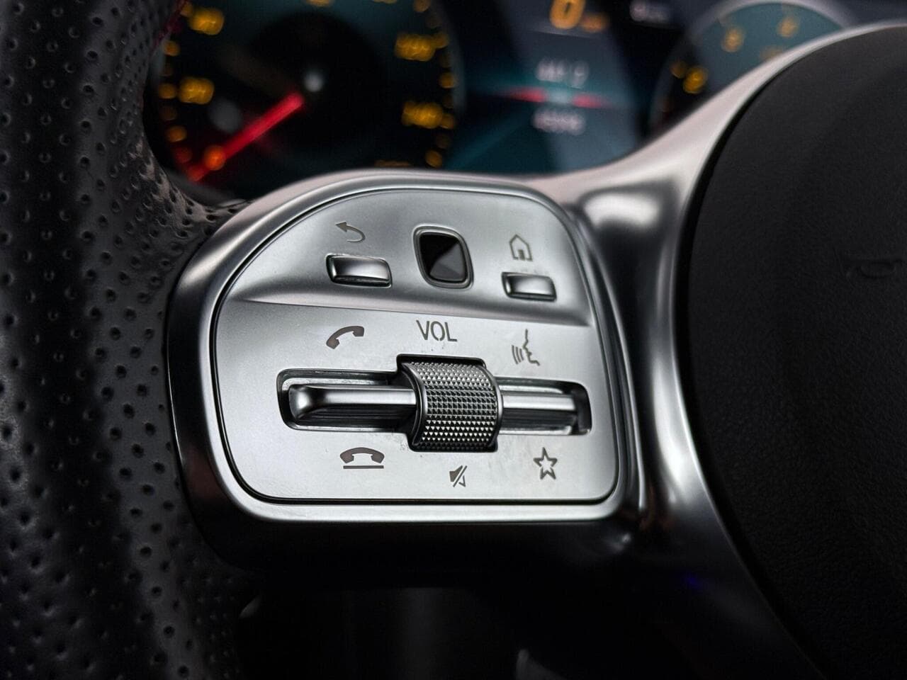 Mercedes-Benz GLA thumbnail Misc Controls