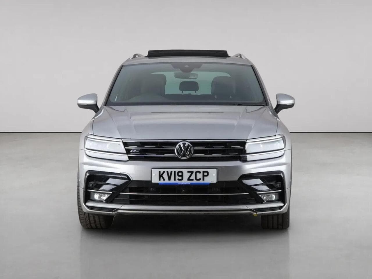 Volkswagen Tiguan thumbnail Front