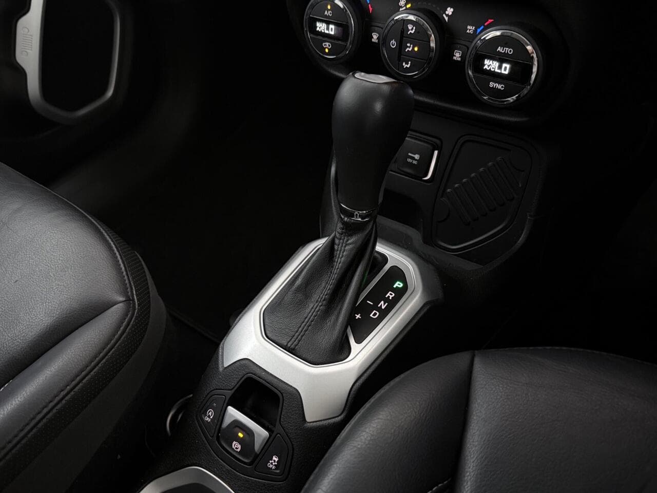 Jeep Renegade thumbnail Interior Front