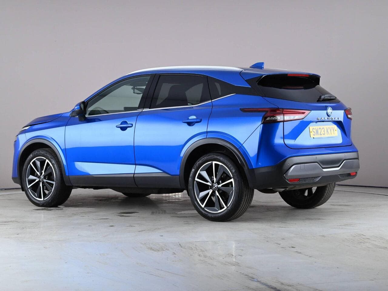 Nissan Qashqai thumbnail Side Left