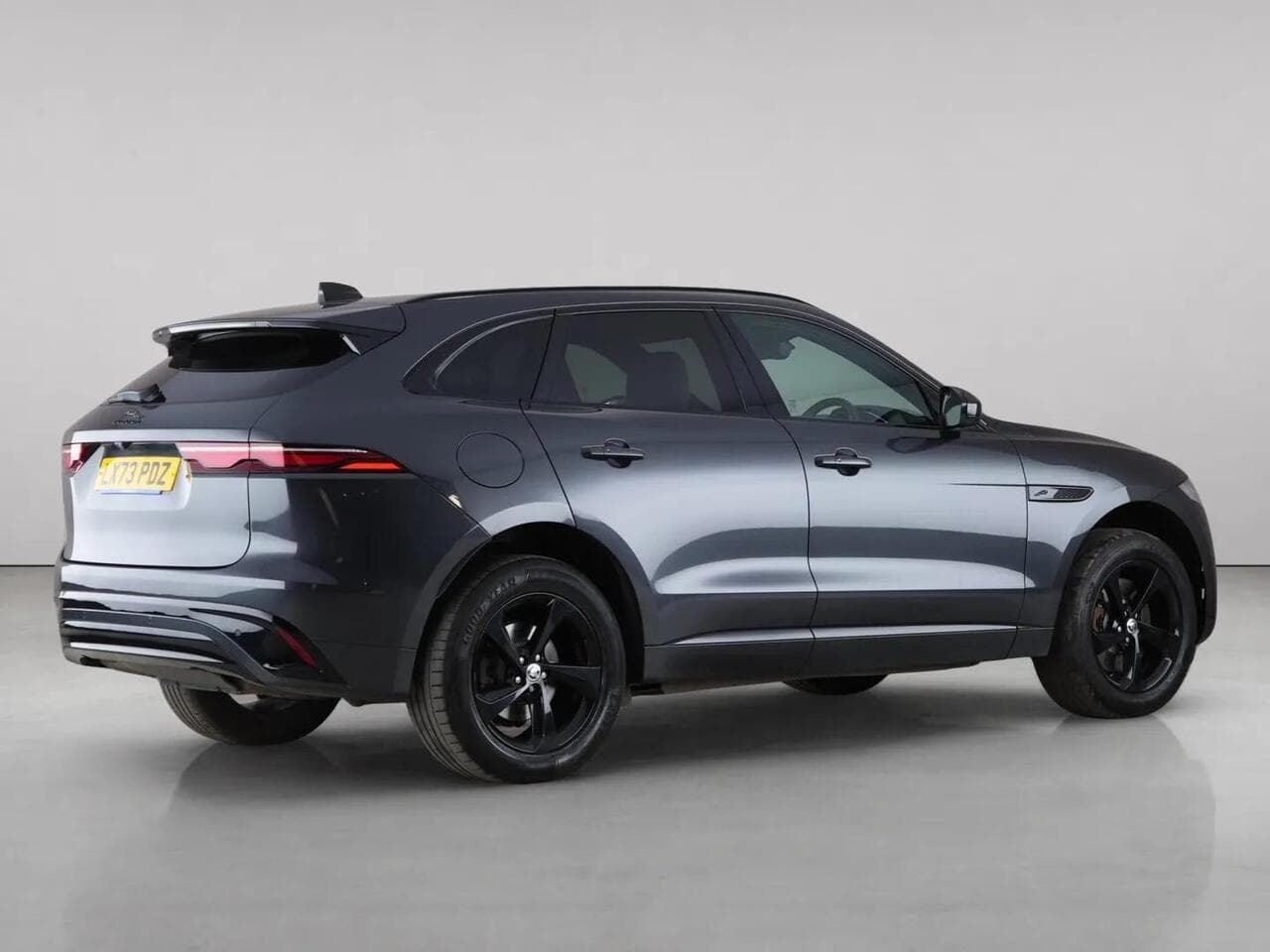Jaguar F-PACE thumbnail Rear Right