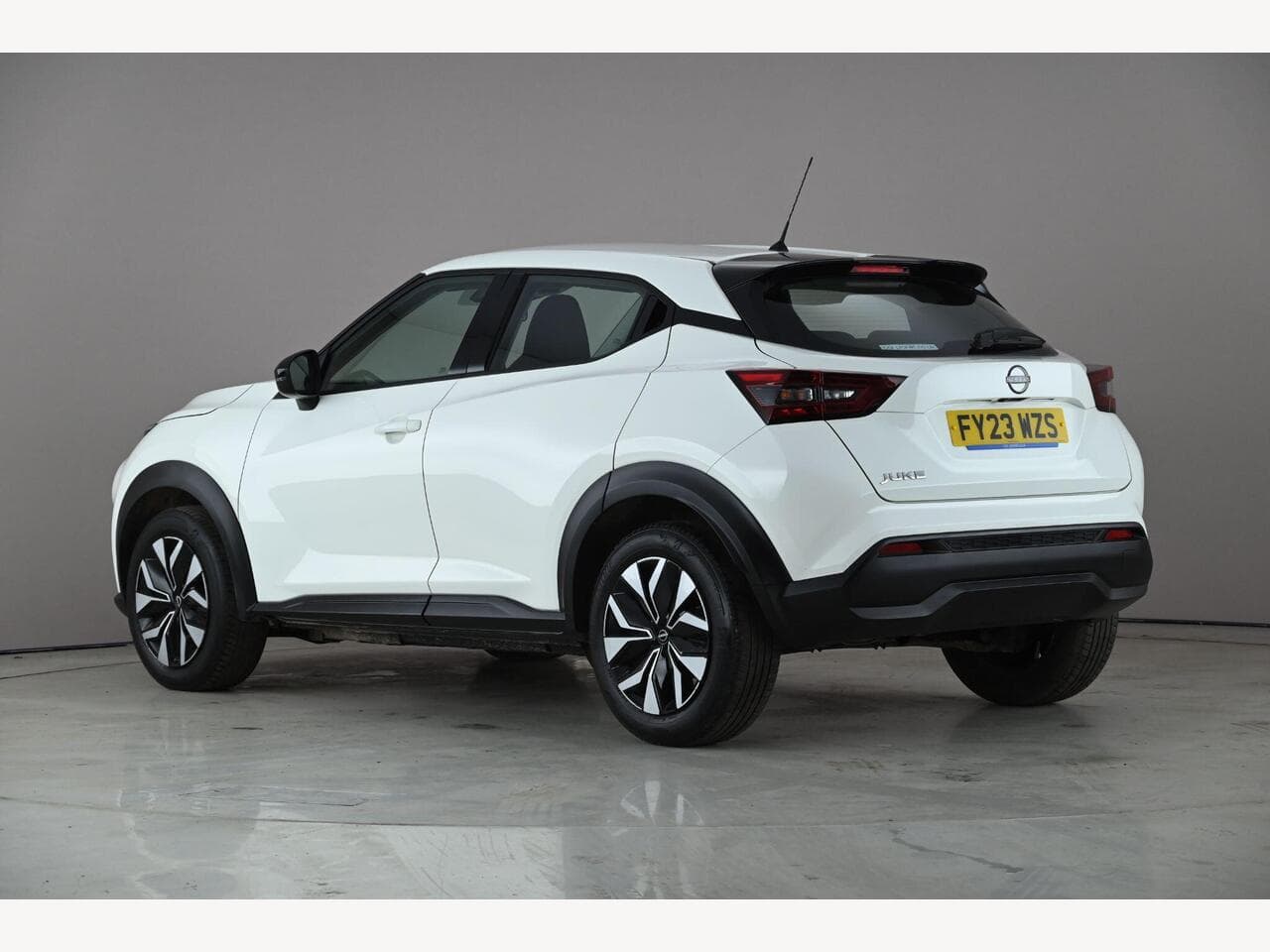 Nissan Juke thumbnail Rear Left