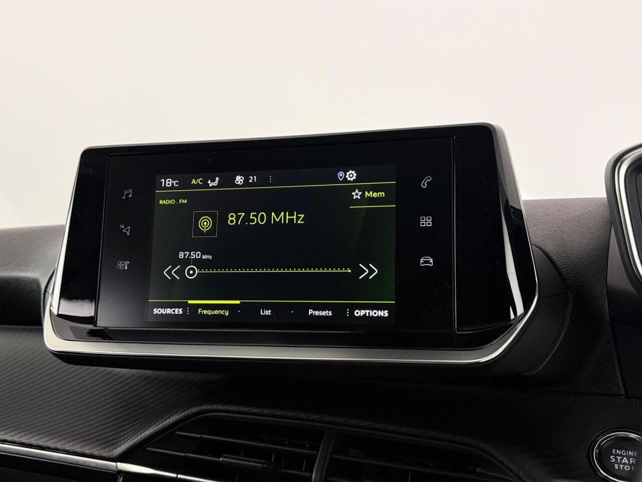 Peugeot 2008 thumbnail Infotainment System